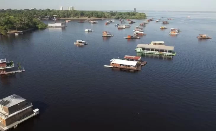 Justiça dá prazo de 10 dias e manda PM ajudar prefeitura na retirada de flutuantes do Tarumã, em Manaus